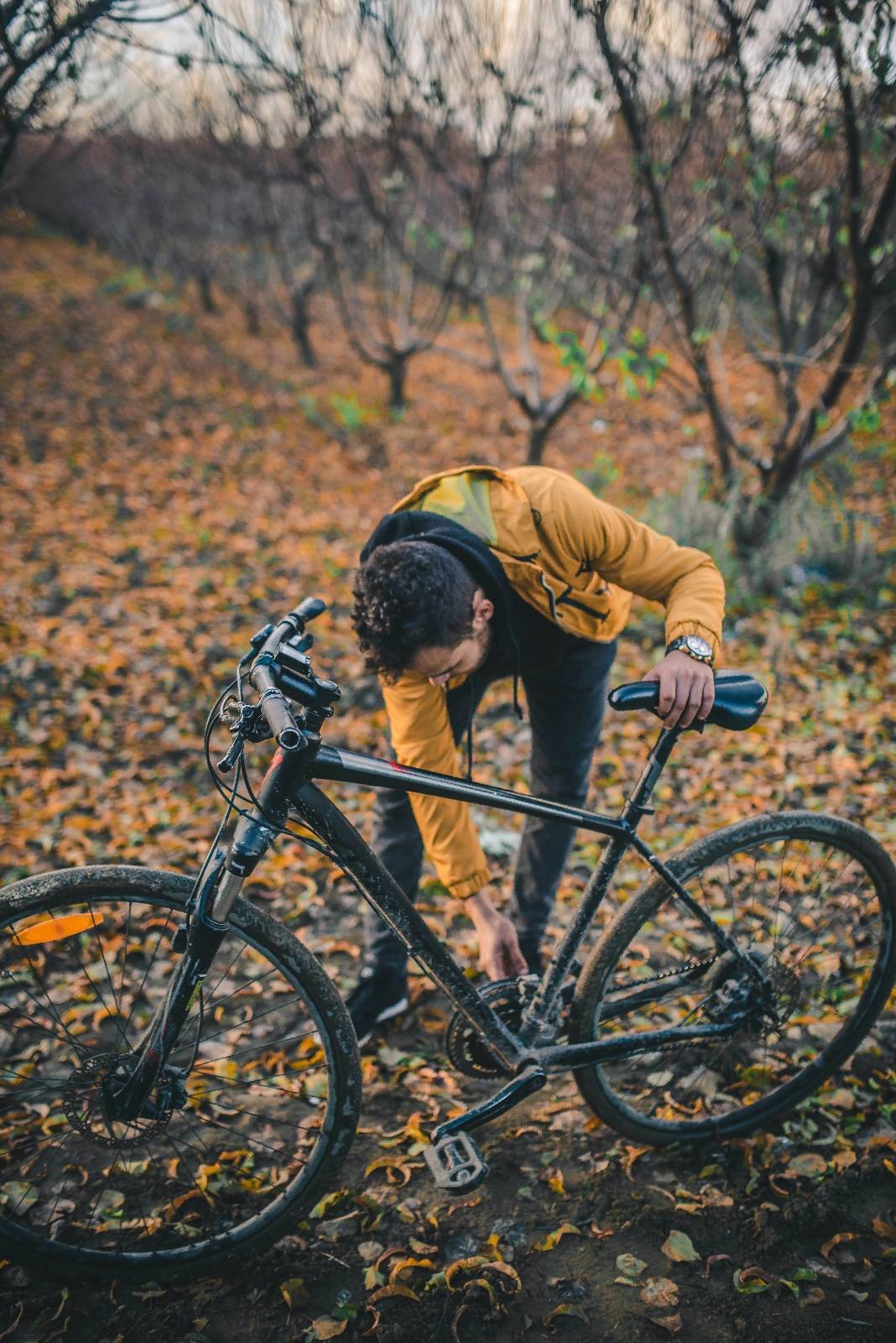Jakie są najczęstsze przyczyny piszczących hamulców w rowerze?